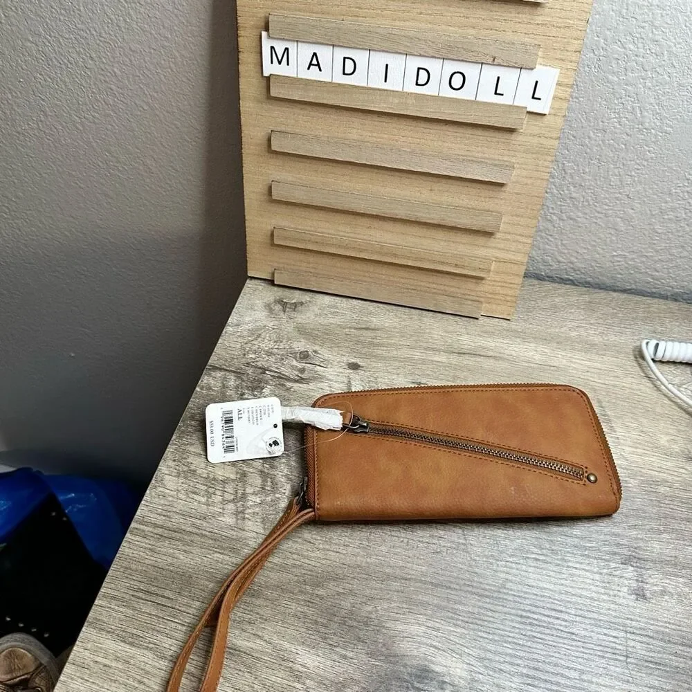 Free People Women’s Tan Brown Vegan Leather Zip Wallet New NWT
